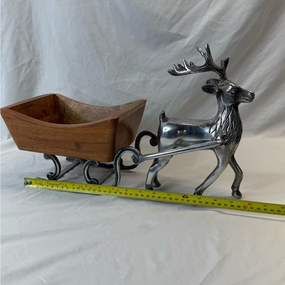Christmas metal reindeer pulling a wooden sleigh - Picture 6 of 9